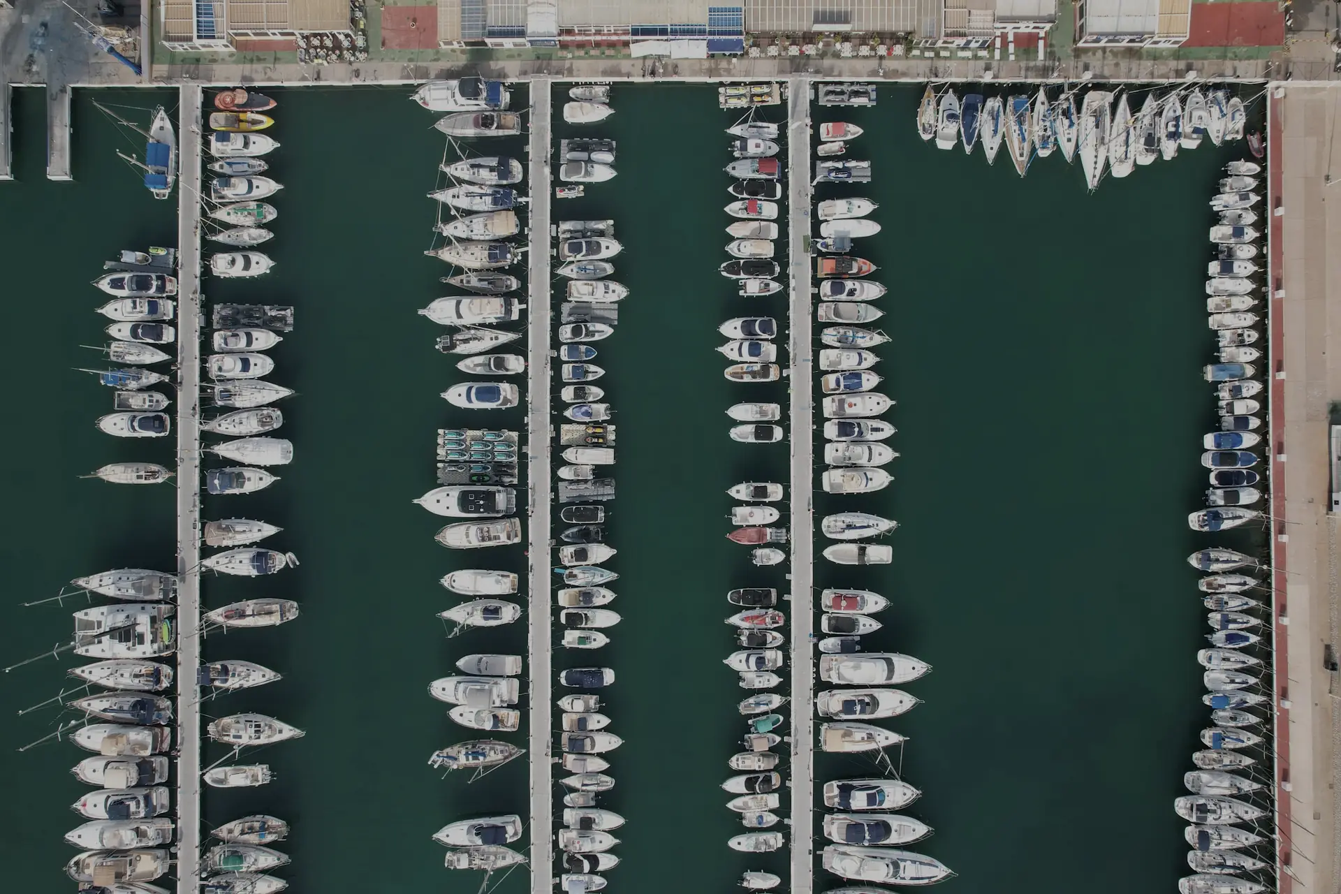 Puerto deportivo con barcos amarrados uno junto a otro