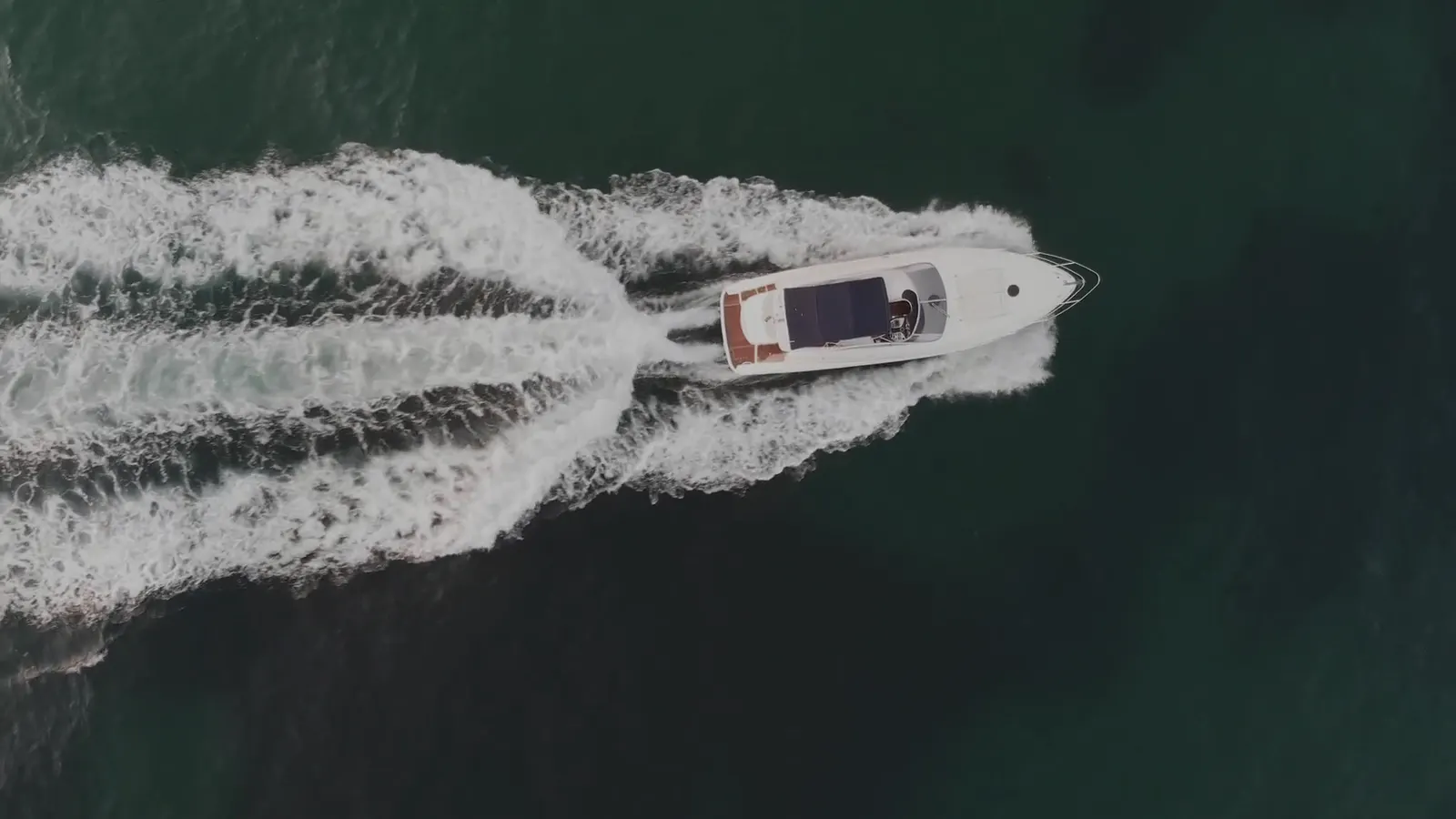 Barco navegando durante la puesta de sol
